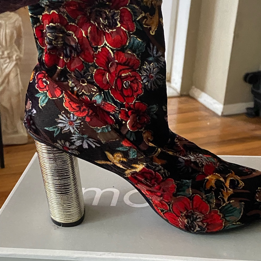 New beautiful beautiful shoes size 9 pretty small can fit an 8.5 /8